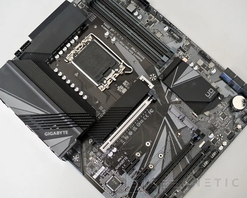 Geeknetic Gigabyte Z690 UD DDR4 Review 14