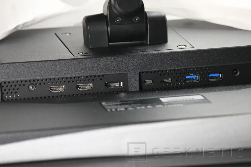 Geeknetic Corsair XENEON 32QHD165 Review 8