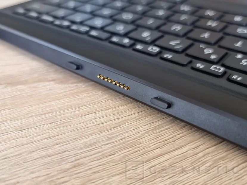 Geeknetic ASUS Vivobook 13 Slate OLED (T3304) Review 8