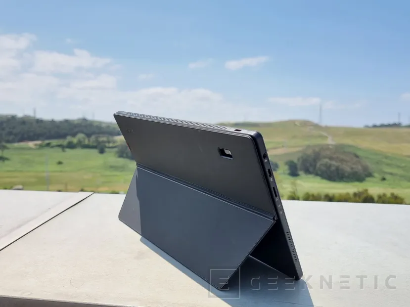 Geeknetic ASUS Vivobook 13 Slate OLED (T3304) Review 6