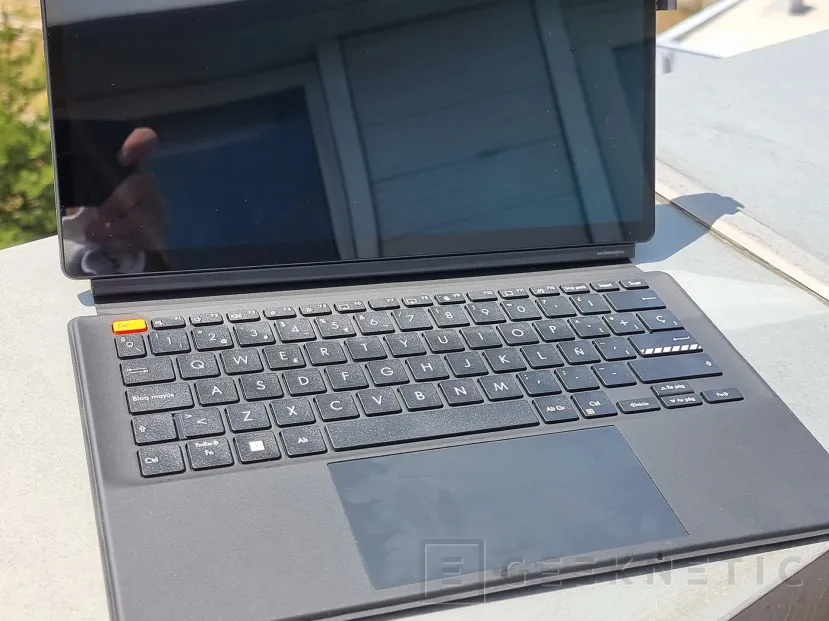 Geeknetic ASUS Vivobook 13 Slate OLED (T3304) Review 9