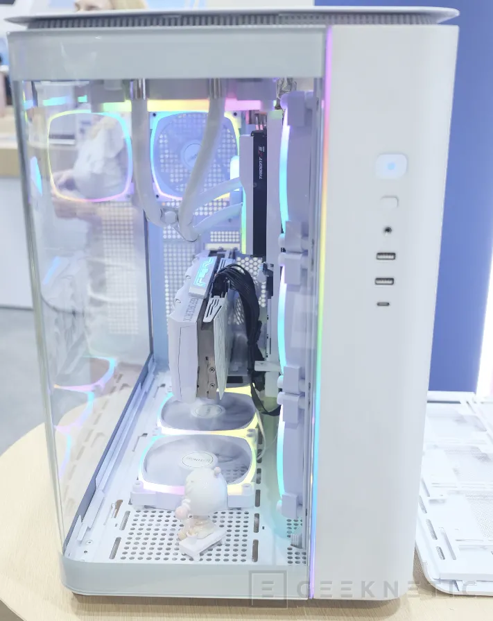 Geeknetic MONTECH en Computex 2024: Cajas para GPUs de 50cm, Fuentes Platinum de 1200W y Teclados Mecánicos Inalámbricos 3