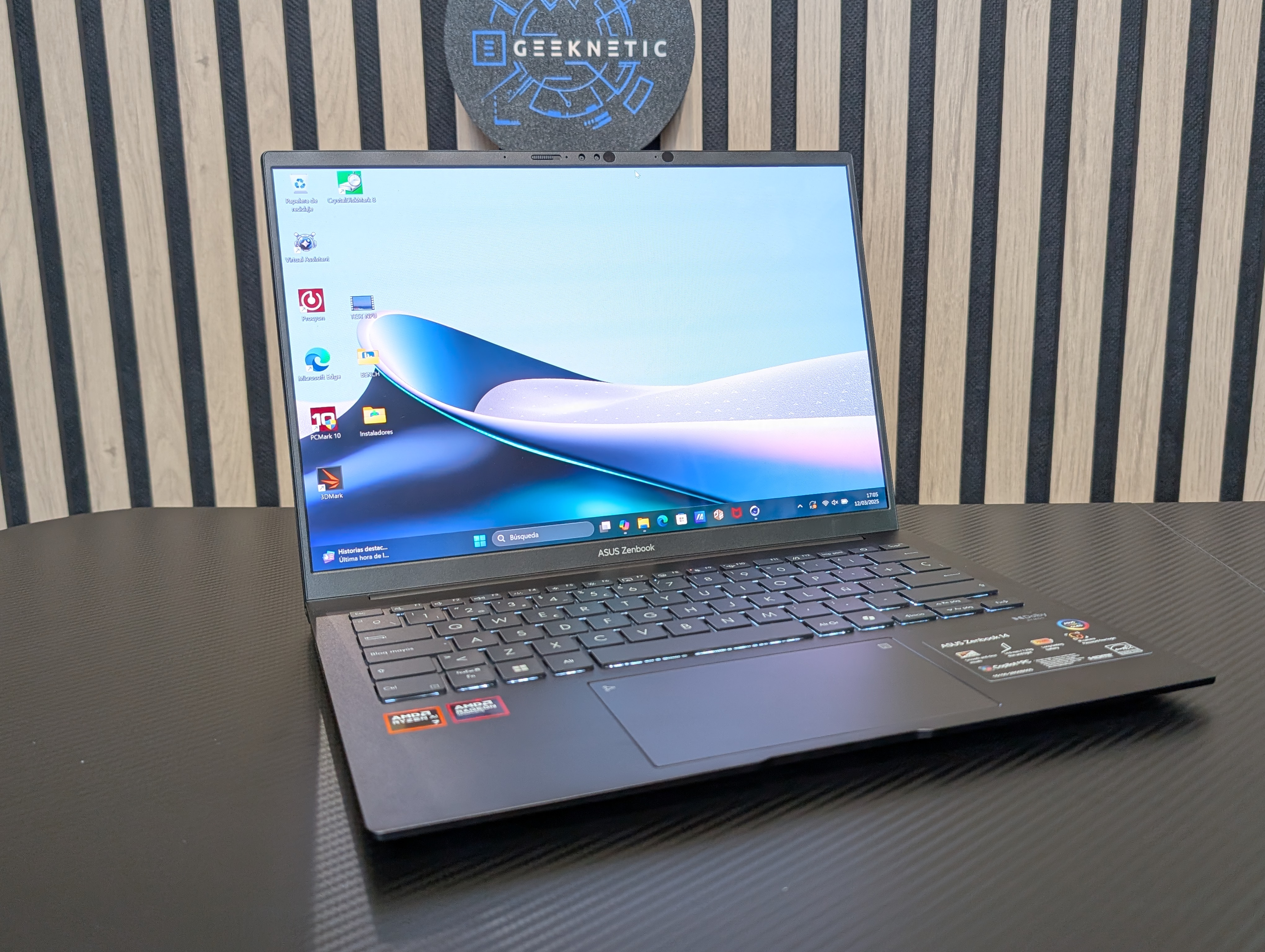 Geeknetic ASUS Zenbook 14 OLED UM3406KA Review con AMD Ryzen AI 7 350 1