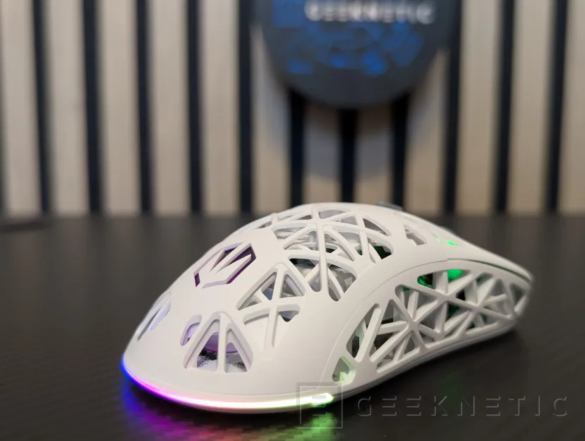 Geeknetic ENDORFY LIV Plus Wireless Onyx White Review 21