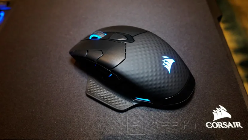 Geeknetic El ratón gaming Corsair Dark Core RGB también prescinde de los cables y añade carga inalámbrica 1