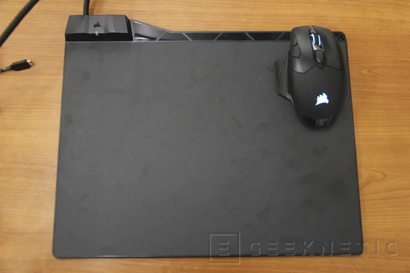 Geeknetic Corsair Dark Core RGB SE y MM1000 20